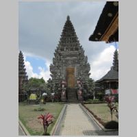 Indonesia, Bali, Pura Ulun Batur's towering middle gate, photo.jpg